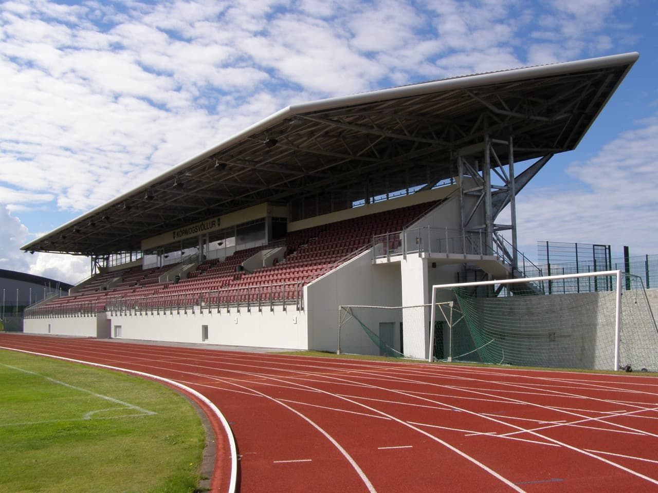 Áhorfendastúka Breiðabliks við Kópavogsvöll, ljósmynduð 17. júlí 2008